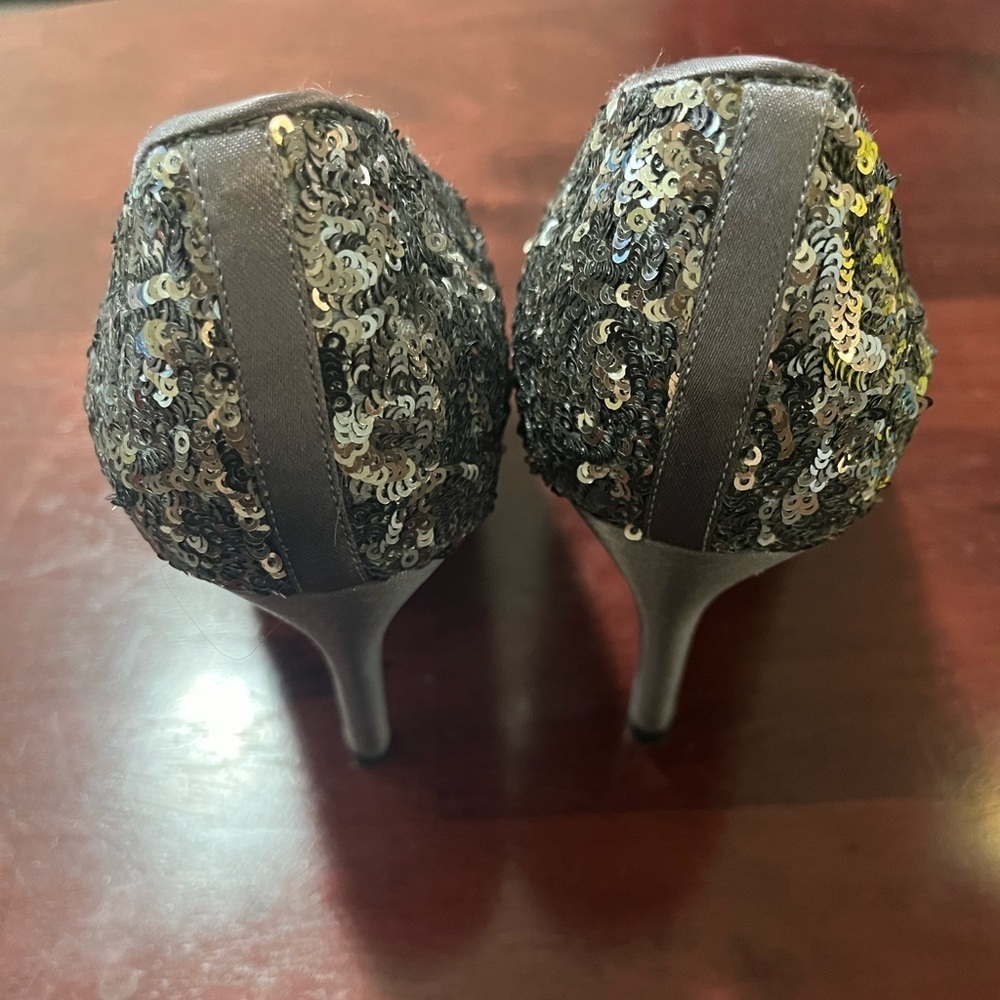 Nina Ricci Silver & Gray Sequin Metallic Leather Heels, Size 8M - Picture 7 of 13